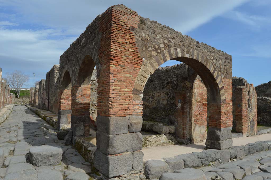 Unnamed vicolo between IX.3 and IX.2. March 2018.
Looking east along vicolo, a continuation of Via degli Augustali, from junction with Via Stabiana, with IX.2.1, in centre.
Foto Taylor Lauritsen, ERC Grant 681269 DÉCOR.