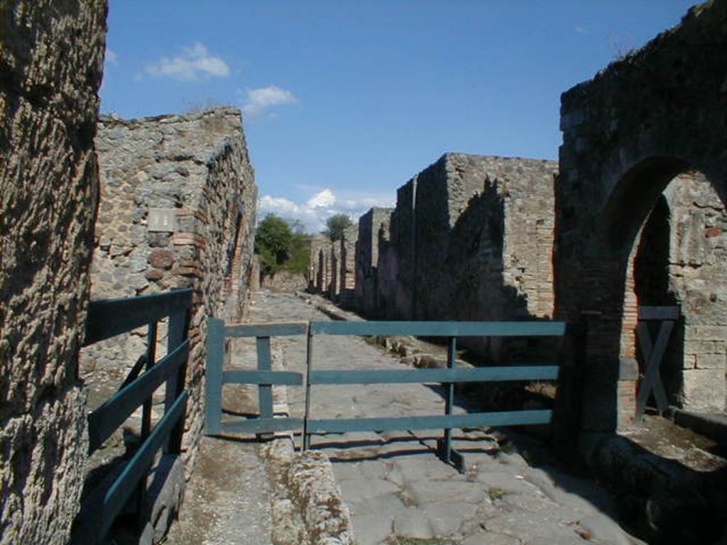 Unnamed vicolo between IX.3 and IX.2 . September 2004. Looking east from crossroads with Via Stabiana and Via degli Augustali.