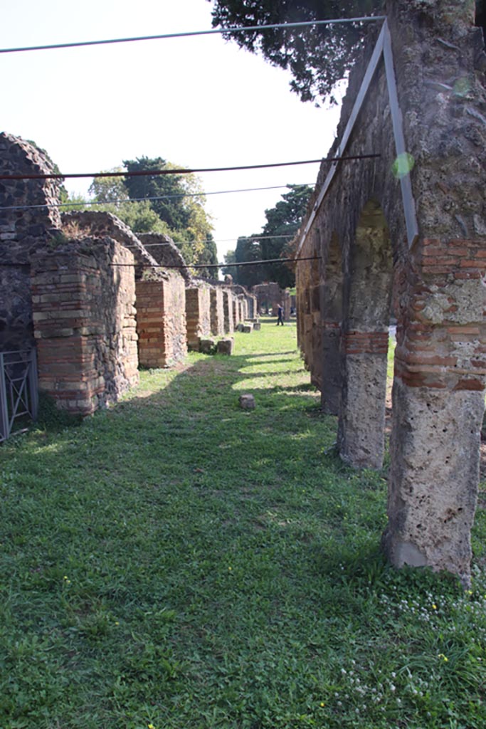 Via dei Sepolcri, east side, Pompeii. October 2023.
Looking south along colonnade of portico. Photo courtesy of Klaus Heese.