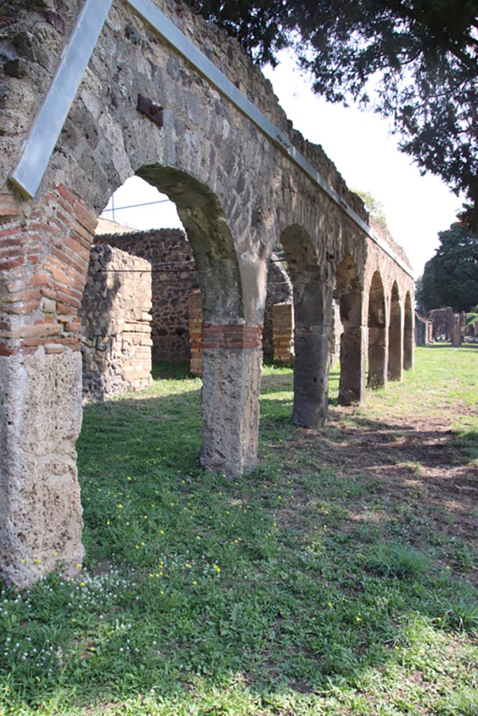 Via dei Sepolcri, east side, Pompeii. October 2023.
Looking south along exterior colonnade. Photo courtesy of Klaus Heese.