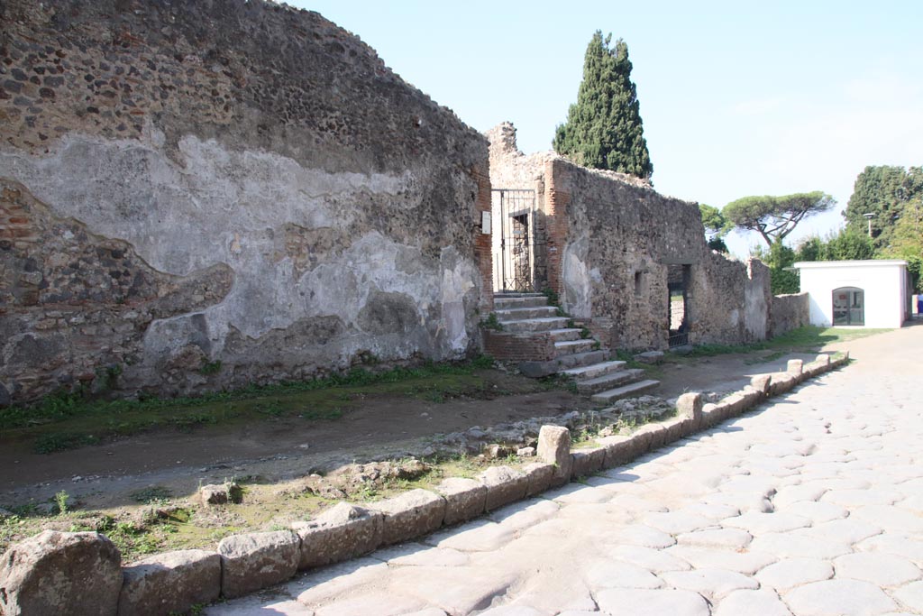 Via dei Sepolcri, west side at north end, Pompeii. October 2023.
Looking north along exterior façade towards entrance doorway of Villa of Diomedes, followed by doorway into HGW25, part of Villa.
Photo courtesy of Klaus Heese.