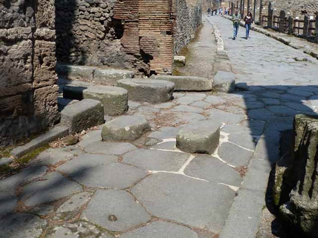 Via dei Teatri, May 2010. Looking north at stepping stones at junction with Vicolo delle Pareti Rosse, centre left.