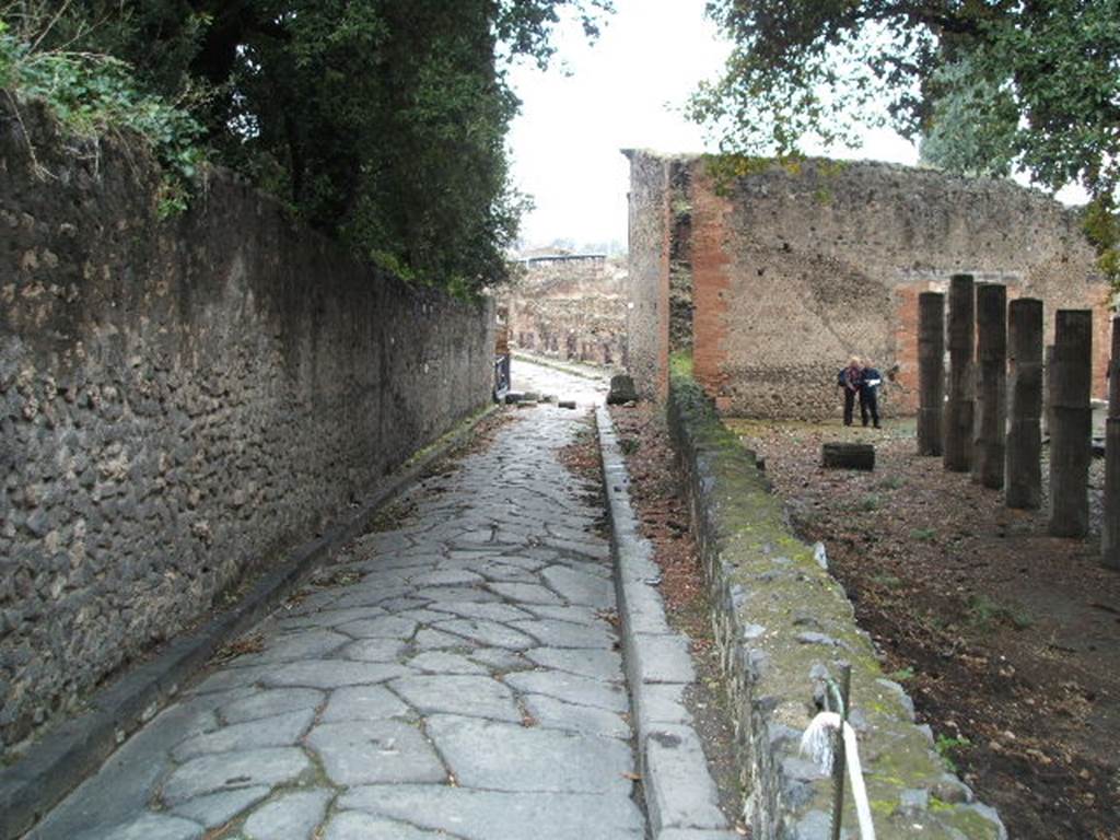 Via dei Teatri between VIII.6 and VIII.7 at the Triangular Forum.
Looking north from junction with Vicolo della Regina. December 2004.