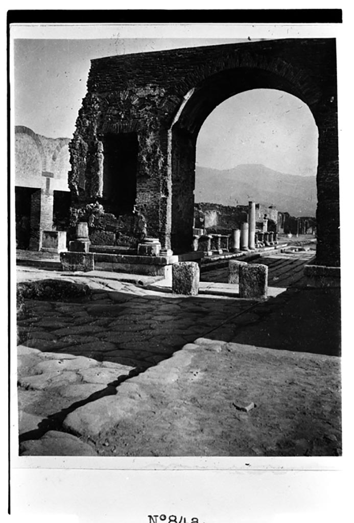 Forum arch at south end of Via Foro. W.1601.
Photo by Tatiana Warscher. Photo © Deutsches Archäologisches Institut, Abteilung Rom, Arkiv.