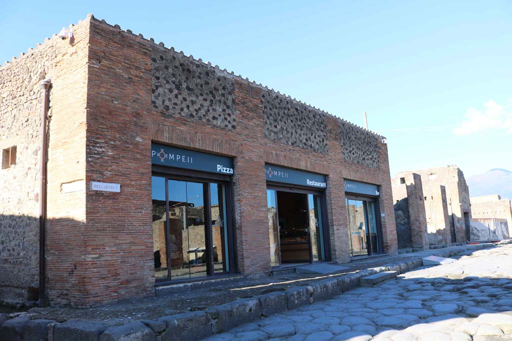 Via del Foro, west side, Pompeii. December 2018.
VII.5.18/19/20, the “modern” restaurant, on west side of Via del Foro. Photo courtesy of Aude Durand.