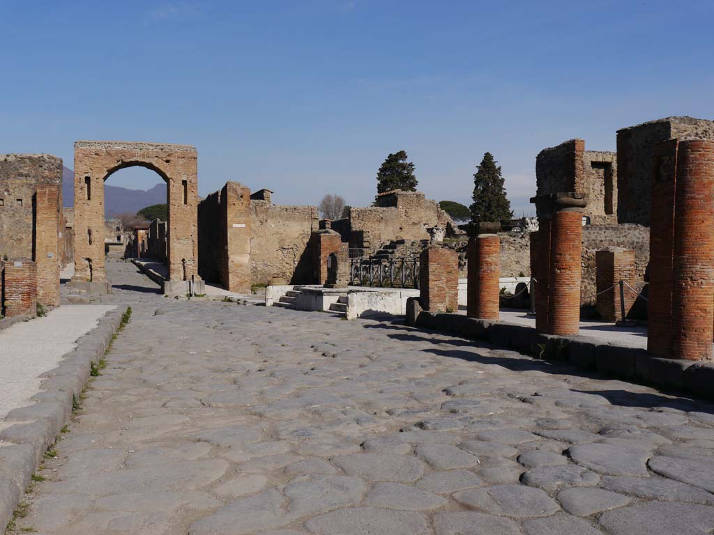 Via del Foro, Pompeii. March 2019. Looking north towards arch on south end of Via di Mercurio, and Temple of Fortuna, in centre.
Foto Anne Kleineberg, ERC Grant 681269 DÉCOR.