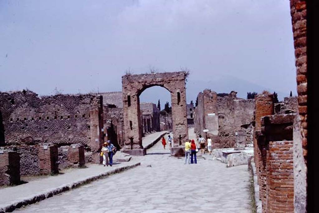 Via del Foro, Pompeii, 1973. Looking north. Photo by Stanley A. Jashemski.
Source: The Wilhelmina and Stanley A. Jashemski archive in the University of Maryland Library, Special Collections (See collection page) and made available under the Creative Commons Attribution-Non Commercial License v.4. See Licence and use details. J73f0586