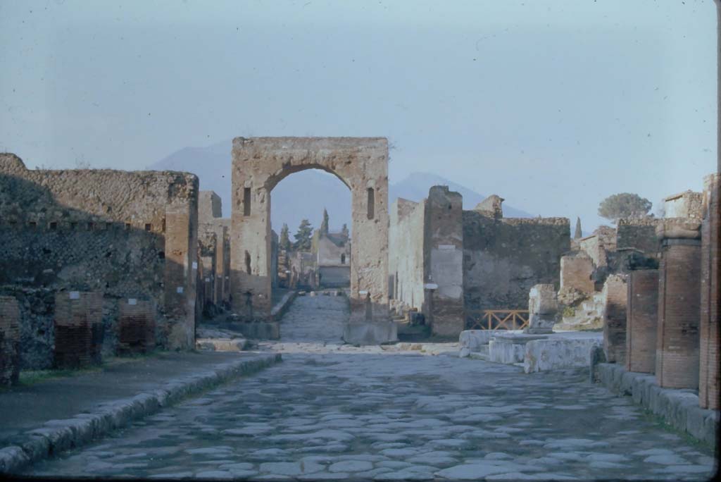 Via del Foro, Pompeii. 4th December 1971. Looking north to arch on Via di Mercurio, with Temple of Fortuna, on right.
Photo courtesy of Rick Bauer, from Dr George Fay’s slides collection.