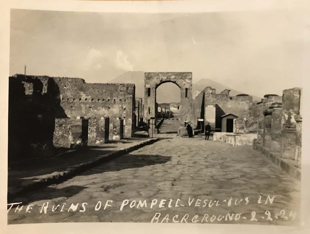 Via del Foro, Pompeii. 2nd February 1924. Looking north towards Arch at junction with Via di Mercurio.
Photo courtesy of Rick Bauer.