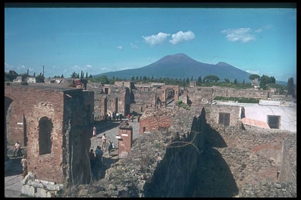 Via del Foro between VII.5 and VII.4. Looking north towards Vesuvius, from top of scaffolding in shop VII.9.9 on the Forum. Photographed 1970-79 by Günther Einhorn, picture courtesy of his son Ralf Einhorn.