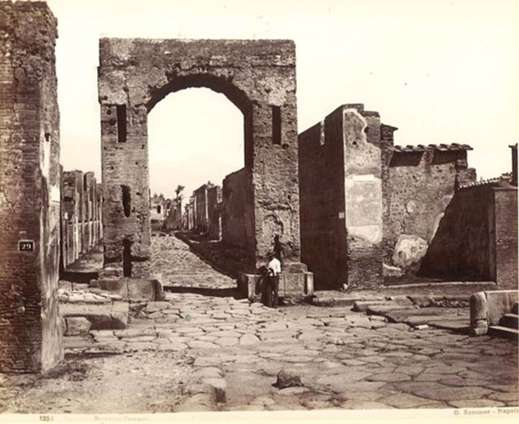 Via del Foro. C.1880-1890. G. Sommer no. 1255. Looking north to the junction with Via di Mercurio through the Arch of Caligula. Photo courtesy of Rick Bauer.