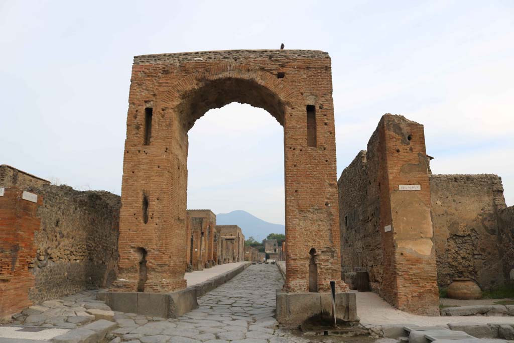 Via di Mercurio, Pompeii. September 2018.
Looking north through the Arch of Caligula from junction with Via del Foro. Photo courtesy of Aude Durand.