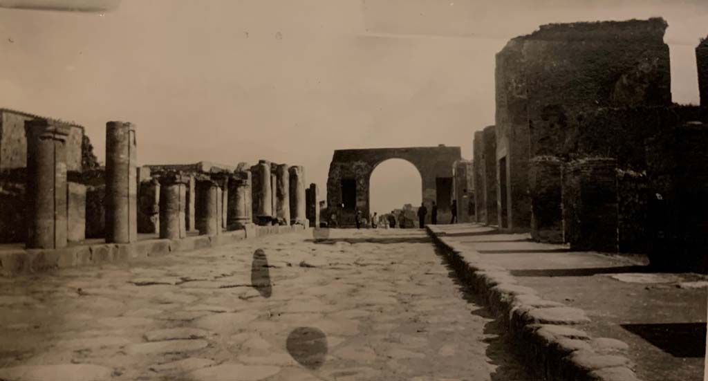 Via del Foro, Pompeii. May 1934, from an album of the Nierhoff family vacation. Looking south on Via Foro.
Photo courtesy of Rick Bauer.