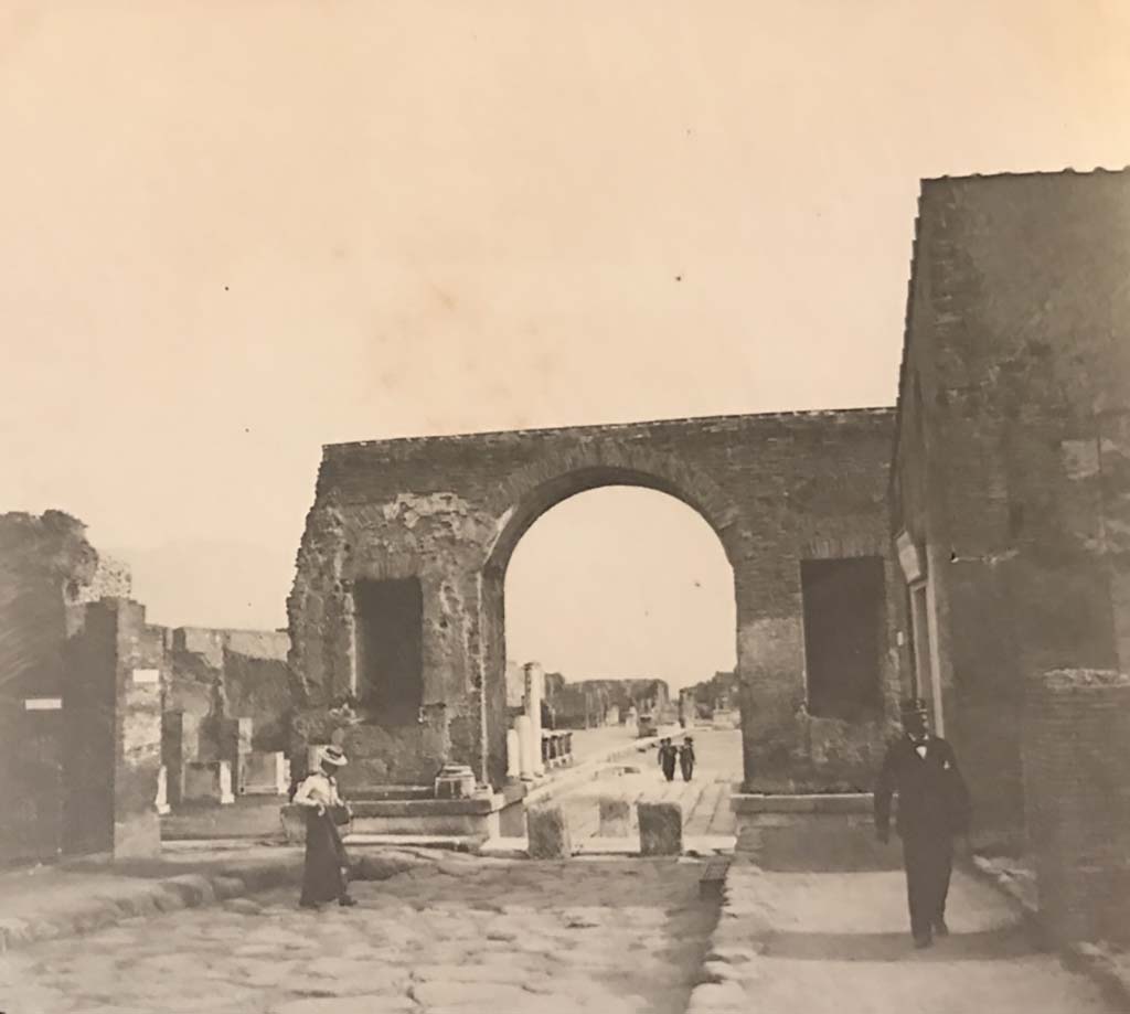 Via del Foro, Pompeii. Undated photo (c.1900-1920). Looking south through Arch of Caligula towards Forum.
On the right is the area now occupied by the Restaurant. Photo courtesy of Rick Bauer.