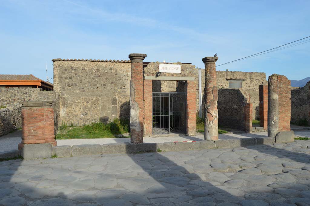 Via del Foro, east side, Pompeii. March 2019. Pilaster/column at south end of portico, on right, outside VII.4.12, looking east.
Foto Taylor Lauritsen, ERC Grant 681269 DÉCOR.