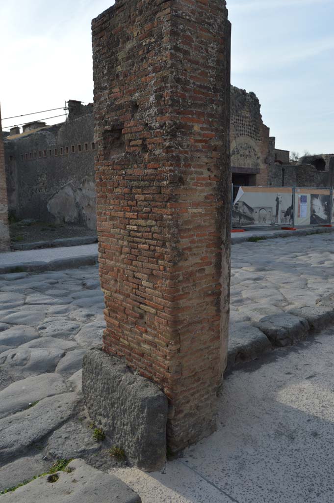 Via del Foro, east side, Pompeii. March 2019.
Detail of pilaster/column at south end of portico, looking north-west.
Foto Taylor Lauritsen, ERC Grant 681269 DÉCOR.