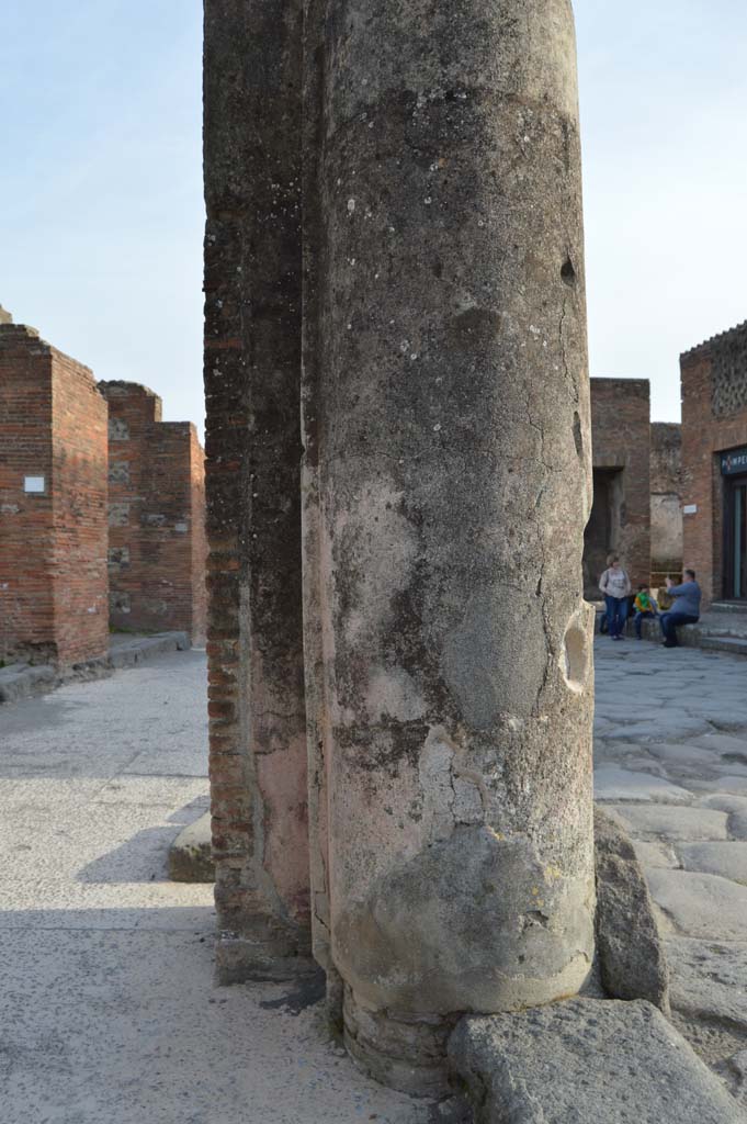 Via del Foro, east side, Pompeii. March 2019.
Detail of pilaster/column at south end of portico, looking south.
Foto Taylor Lauritsen, ERC Grant 681269 DÉCOR.