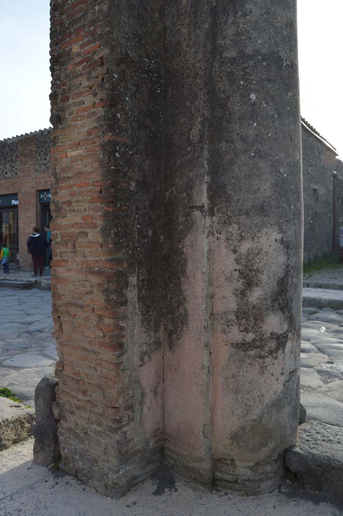 Via del Foro, east side, Pompeii. March 2019.
Detail of stuccoed pilaster/column at south end of portico, looking south-west.
Foto Taylor Lauritsen, ERC Grant 681269 DÉCOR.