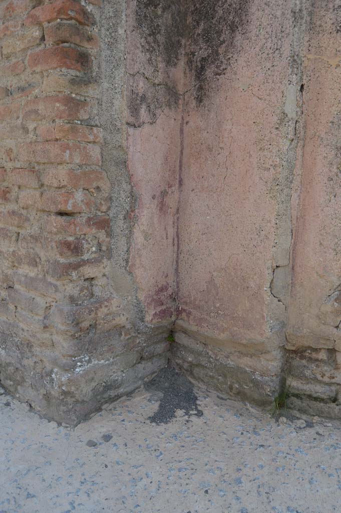 Via del Foro, east side, Pompeii. March 2019.
Detail of remaining stucco/plaster on pilaster/column at south end of portico.
Foto Taylor Lauritsen, ERC Grant 681269 DÉCOR.