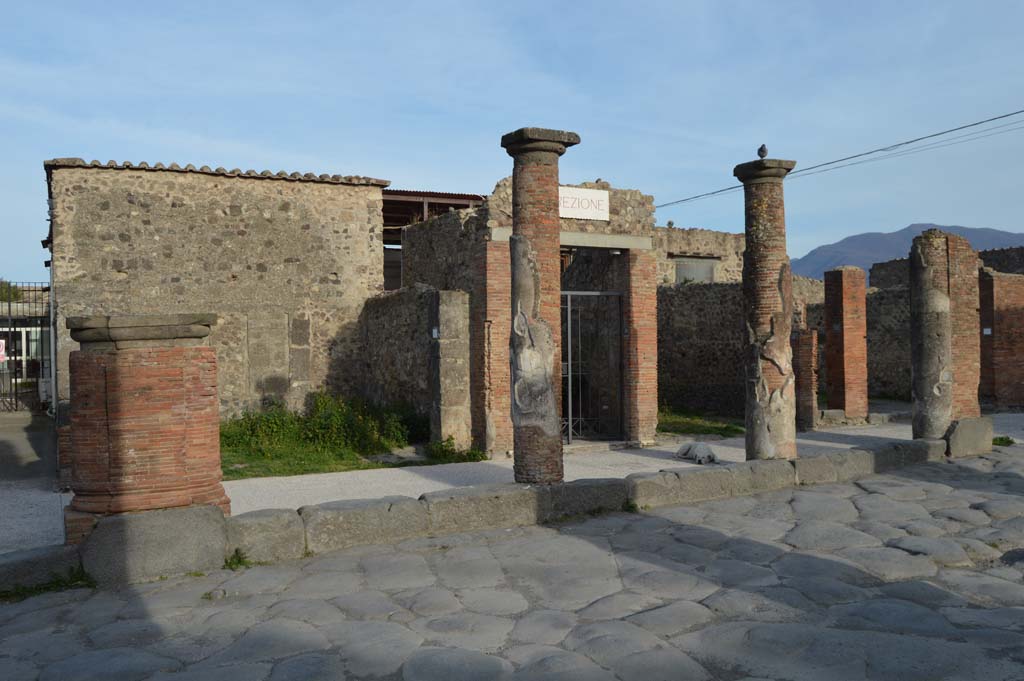 Via del Foro, east side, Pompeii. March 2019.
Looking east towards fourth pilaster/column, on left, third and second column, and pilaster/column at south end, on right, outside VII.4.12.
Foto Taylor Lauritsen, ERC Grant 681269 DÉCOR.
