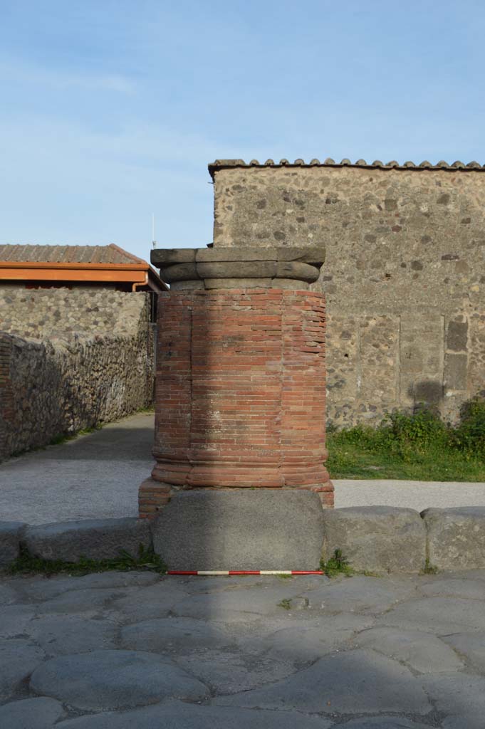 Via del Foro, east side, Pompeii. March 2019. Looking east towards fourth pilaster/column from south end.
Foto Taylor Lauritsen, ERC Grant 681269 DÉCOR.
