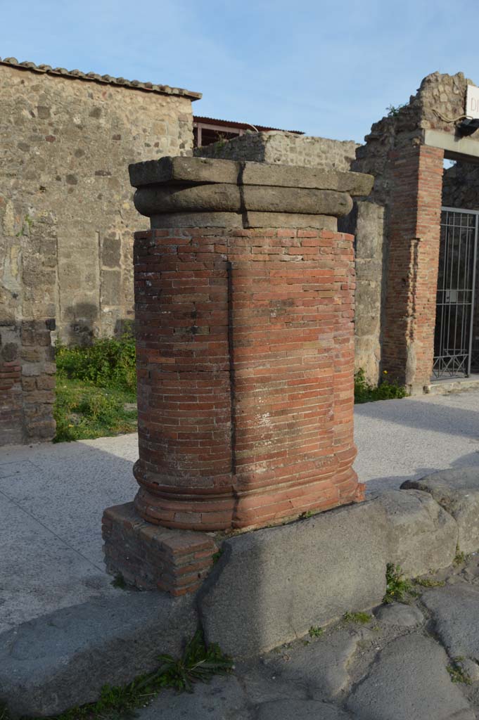 Via del Foro, east side, Pompeii. March 2019.
Looking south-east towards fourth pilaster/column from south end.
Foto Taylor Lauritsen, ERC Grant 681269 DÉCOR.