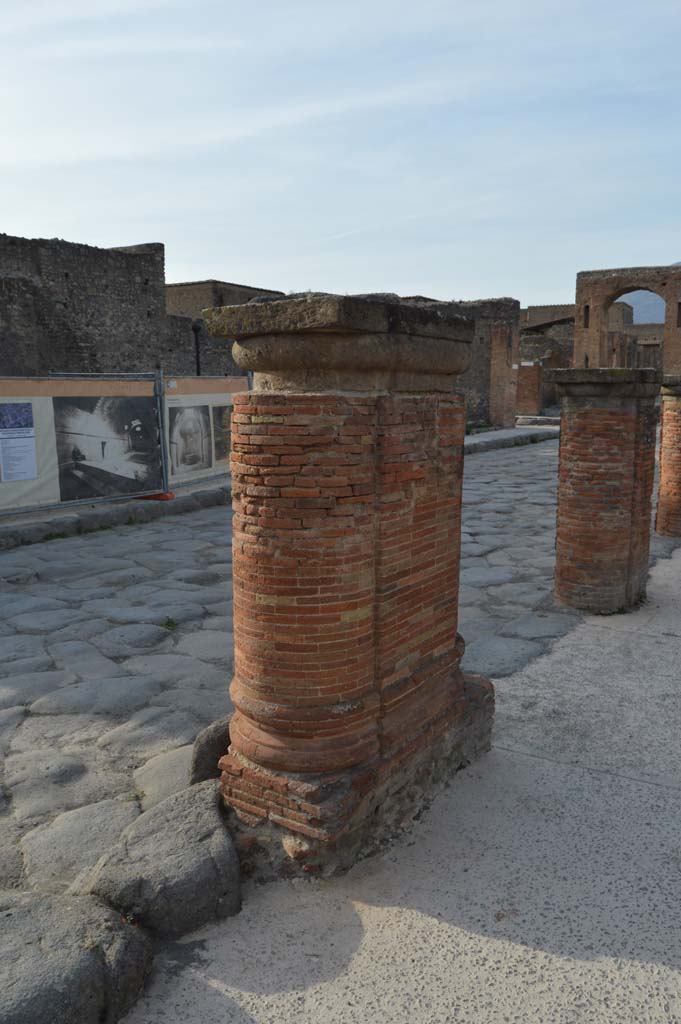 Via del Foro, east side, Pompeii. March 2019.
Base of fourth and fifth column/pilaster from south end, looking north-west.
Foto Taylor Lauritsen, ERC Grant 681269 DÉCOR.