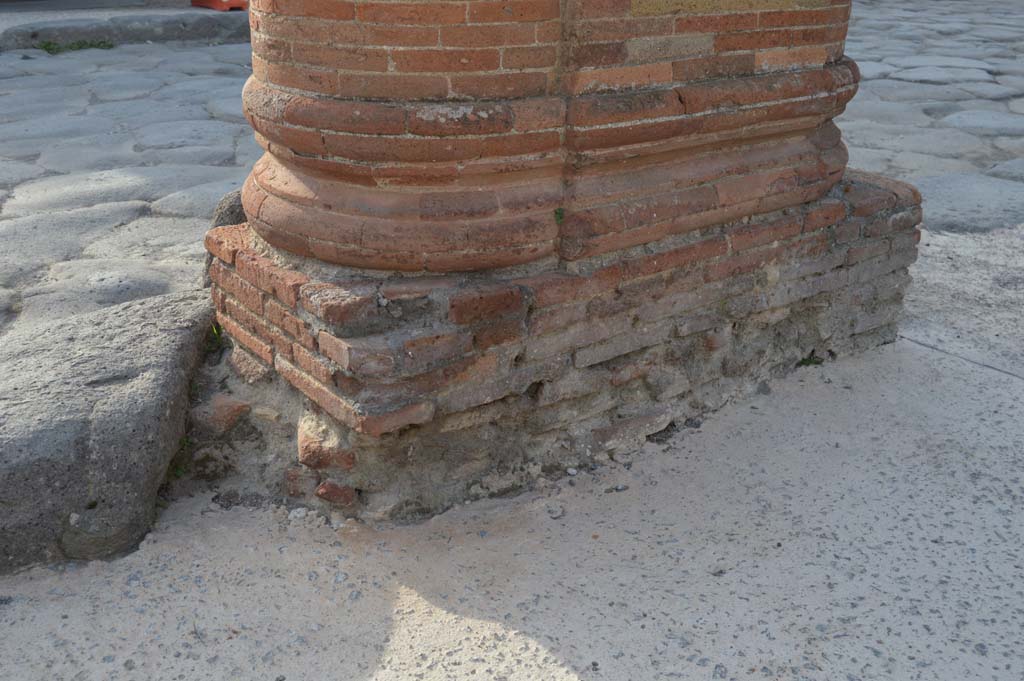 Via del Foro, east side, Pompeii. March 2019. Detail of base of fourth column/pilaster from south end.
Foto Taylor Lauritsen, ERC Grant 681269 DÉCOR.