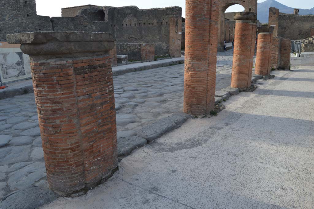 Via del Foro, east side, Pompeii. March 2019.
Looking north-west from portico, with remaining sixth, (on left), seventh, eighth, ninth and tenth (north end) bases.
Foto Taylor Lauritsen, ERC Grant 681269 DÉCOR.