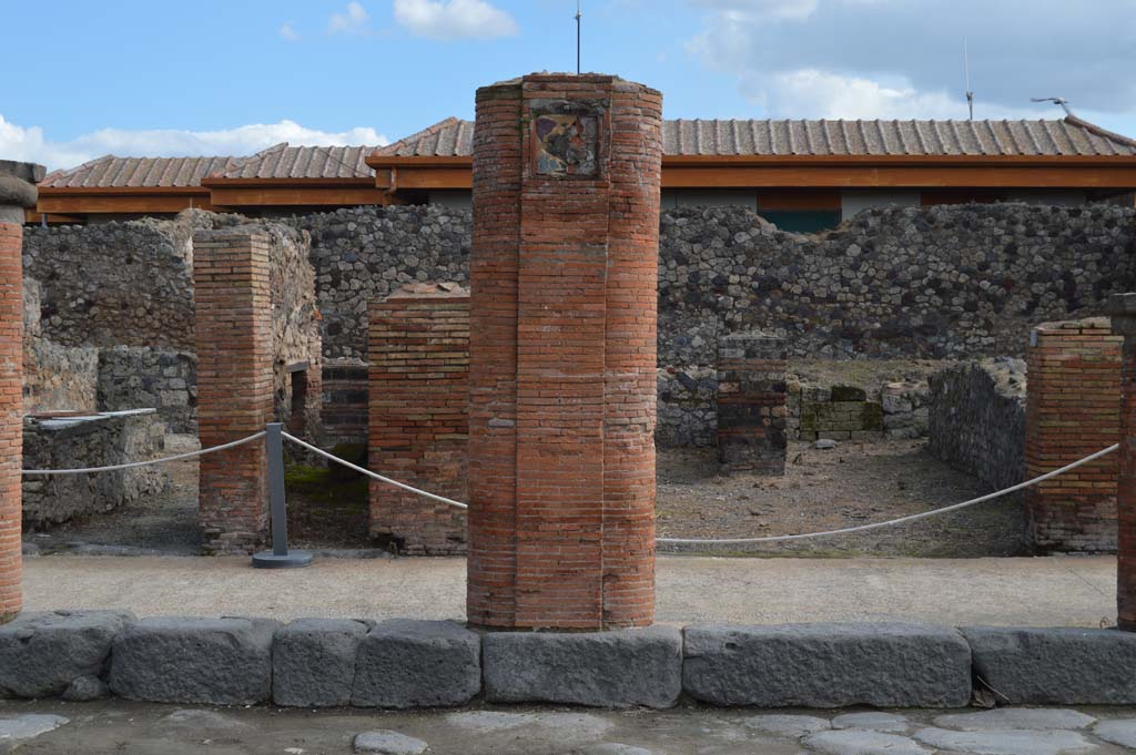 Via del Foro, east side, Pompeii. March 2018.
Looking east to seventh pilaster/column from south end, outside VII.4.6, at rear, behind portico.
Foto Taylor Lauritsen, ERC Grant 681269 DÉCOR.