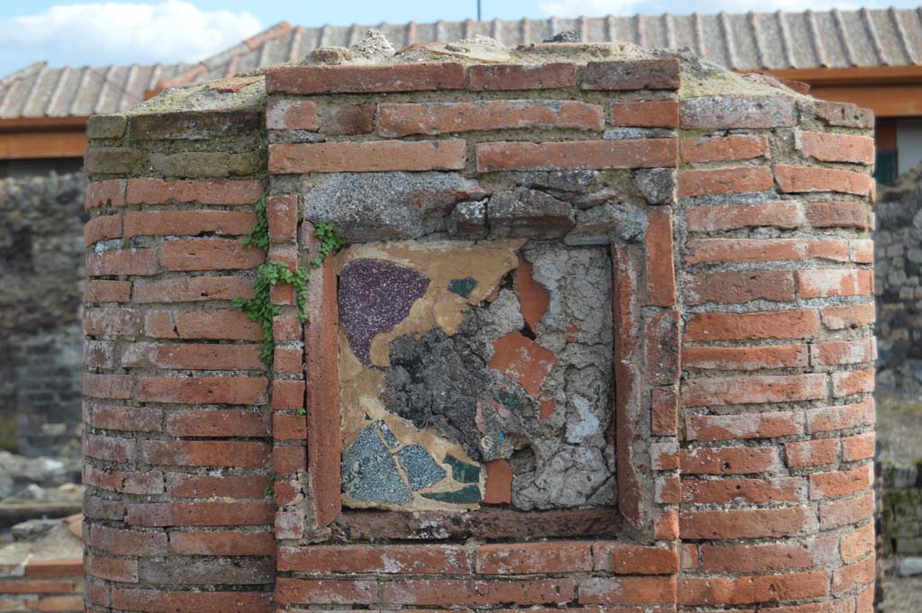 Via del Foro, east side, Pompeii. March 2018. Detail of plaque on seventh pilaster/column from south end.
Foto Taylor Lauritsen, ERC Grant 681269 DÉCOR.