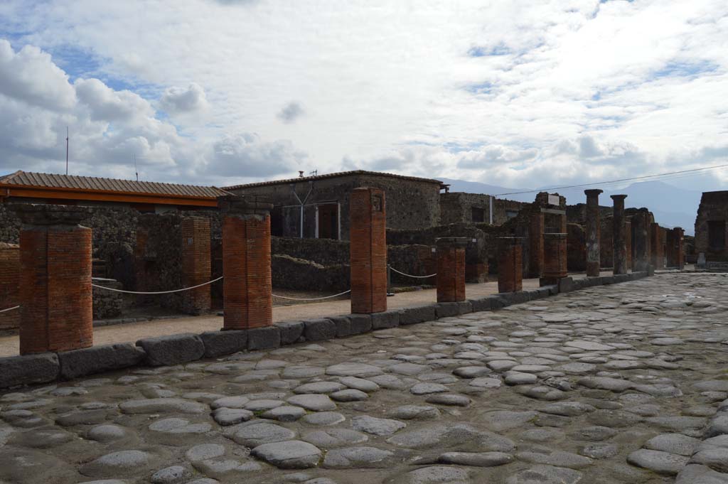 Via del Foro, east side, Pompeii. March 2018. Looking south along portico.
Foto Taylor Lauritsen, ERC Grant 681269 DÉCOR