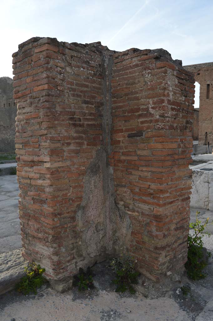 Via del Foro, east side, Pompeii. March 2019.
Looking north-west to interior side of pilaster/column at northern end of portico.
Foto Taylor Lauritsen, ERC Grant 681269 DÉCOR.