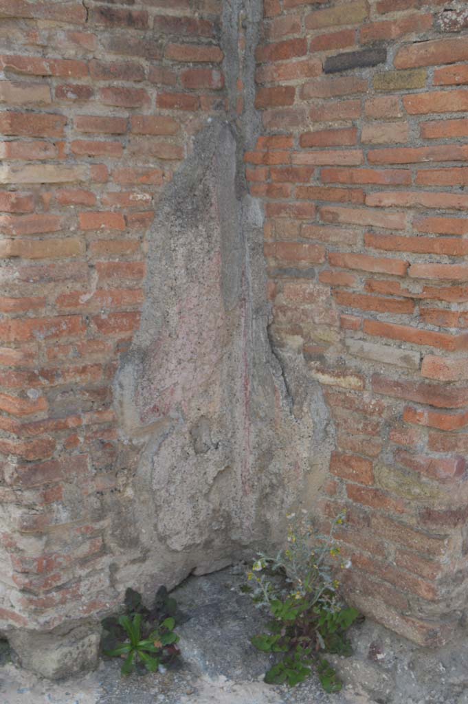 Via del Foro, east side, Pompeii. March 2019.
Detail of lower interior side of base of pilaster/column at northern end of portico.
Foto Taylor Lauritsen, ERC Grant 681269 DÉCOR.