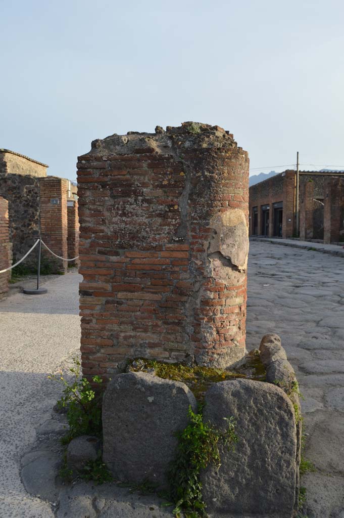 Via del Foro, east side, Pompeii. March 2019. Looking south at north end pilaster/column base.
Foto Taylor Lauritsen, ERC Grant 681269 DÉCOR.