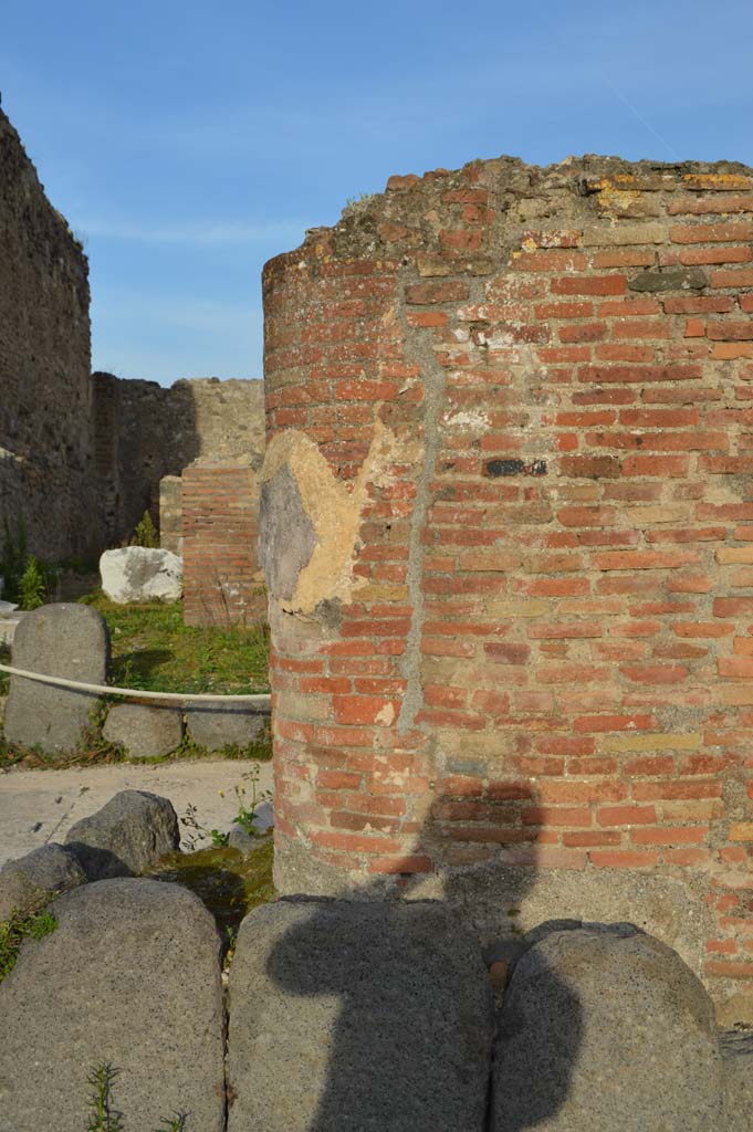 Via del Foro, east side, Pompeii. March 2019.
Looking east towards base of pilaster/column at northern end.
Foto Taylor Lauritsen, ERC Grant 681269 DÉCOR.