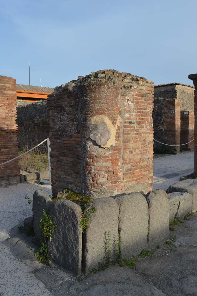 Via del Foro, east side, Pompeii. March 2019. Looking south-east towards pilaster/column at north end of portico.
Foto Taylor Lauritsen, ERC Grant 681269 DÉCOR.