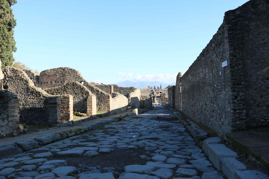 Via del Tempio d’Iside, Pompeii. December 2018.
Looking east between VIII.4, on left, and VIII.7, on right. Photo courtesy of Aude Durand.