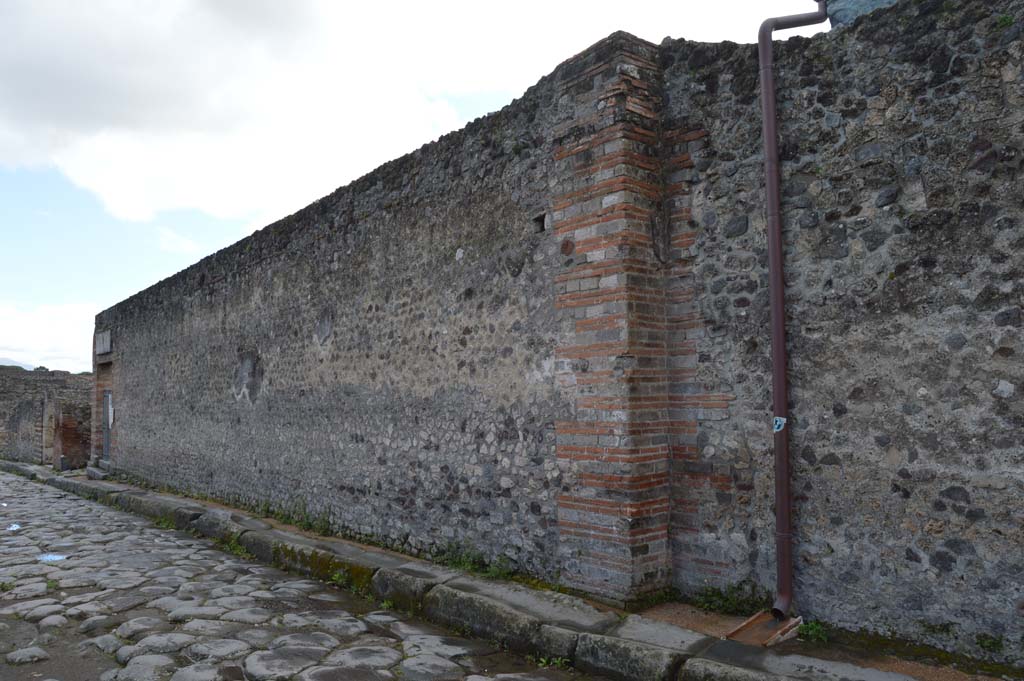Via del Tempio d’Iside, south side. March 2018. Looking east along exterior wall of VIII.7.28, towards doorway on left.
Foto Taylor Lauritsen, ERC Grant 681269 DÉCOR.