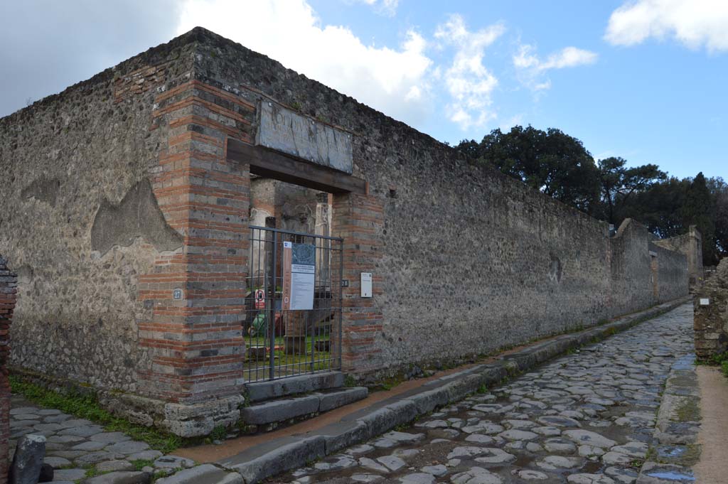 Via del Tempio d’Iside, south side. March 2018. Looking west along exterior wall of VIII.7.28 with doorway, centre left.
Foto Taylor Lauritsen, ERC Grant 681269 DÉCOR.