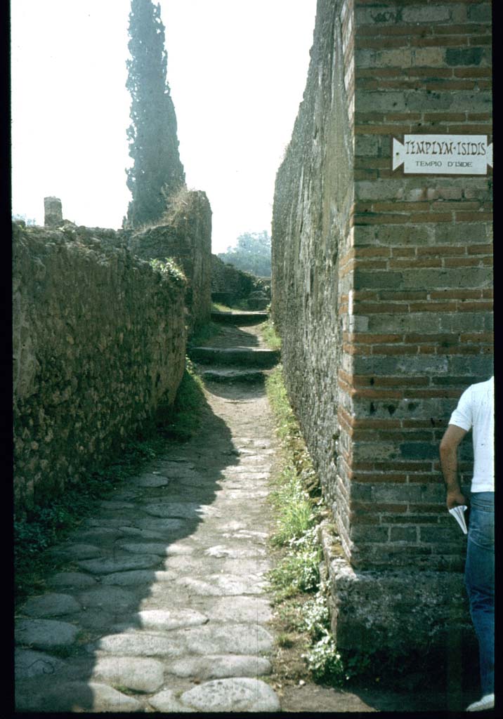 VIII.7.27 Alley leading to the summa cavea (upper area) of Large Theatre. Looking south.
Photographed 1970-79 by Günther Einhorn, picture courtesy of his son Ralf Einhorn.