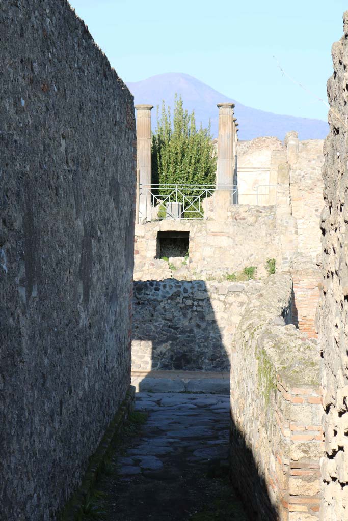 VIII.7.27, Pompeii. December 2018.
Looking north towards Via del Tempio d’Iside. Photo courtesy of Aude Durand.