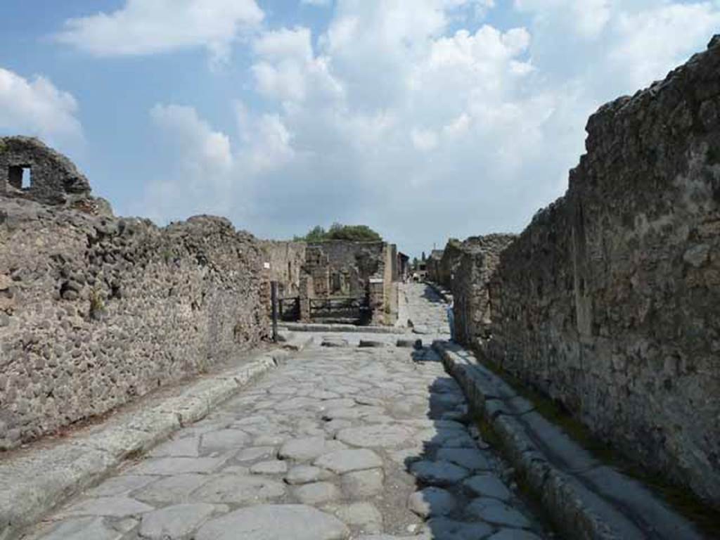 Via del Tempio d’Iside. May 2010. Looking east between VIII.4 and VIII.7 to junction with Via Stabiana.