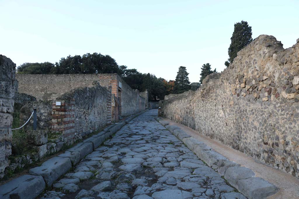 Via del Tempio d’Iside, Pompeii. December 2018.
Looking west from between VIII.7.26, on left, and VIII.4, on right. Photo courtesy of Aude Durand.