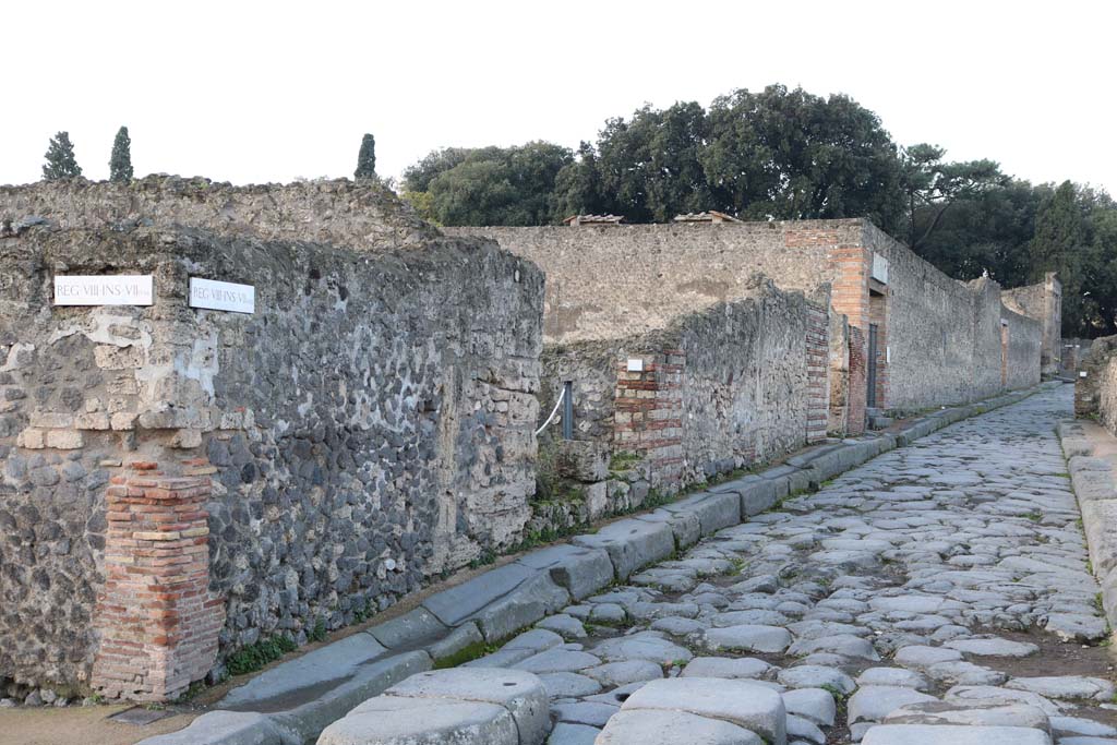 Via del Tempio d’Iside, south side, Pompeii. December 2018.
Looking west from junction with Via Stabiana. Photo courtesy of Aude Durand.