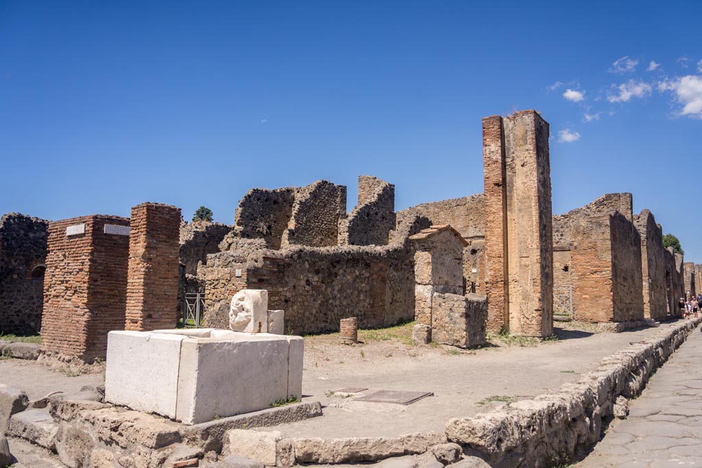 Via del Vesuvio, Pompeii. August 2023.
Looking north-west from crossroads towards fountain outside VI.14.16, with Via della Fortuna, on left. Photo courtesy of Johannes Eber.