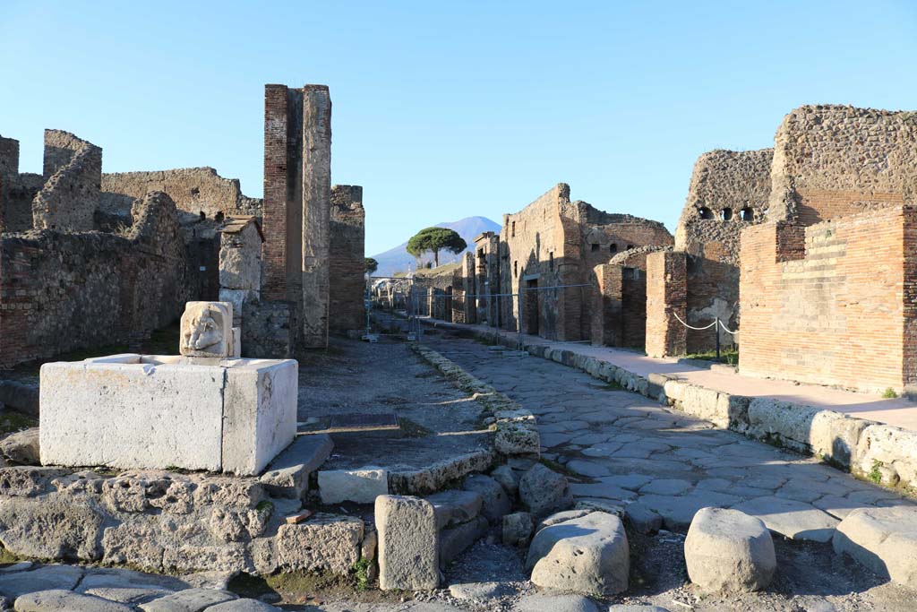 Via del Vesuvio, Pompeii. December 2018.
Looking north from crossroads with Via della Fortuna, on left, and Via di Nola, on right. Photo courtesy of Aude Durand.