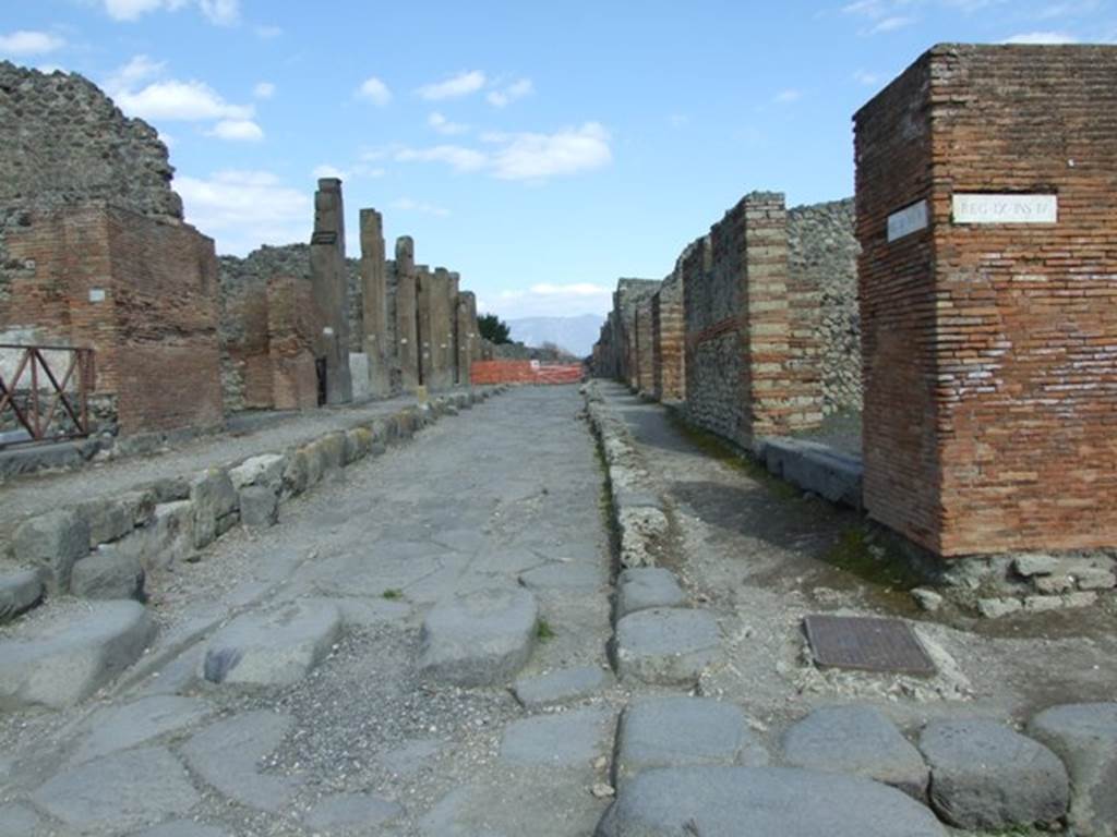 Via di Nola between V.1. and IX.9. Looking east from Via Stabiana. March 2009.