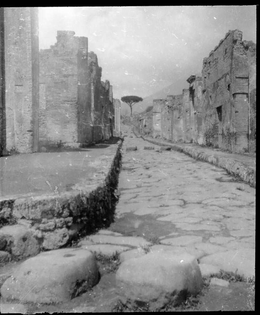 Via del Vesuvio between VI.14 and V.1. Photo by B. M. Blackwood.
Looking north from the crossroads with Via della Fortuna and Via Nola.
Used with the permission of the Institute of Archaeology, University of Oxford. File name Blackwood001. Resource ID. 24577.
See photo on University of Oxford HEIR database