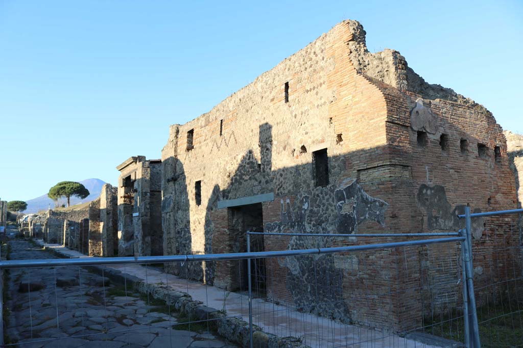 Via del Vesuvio, Pompeii. December 2018.
East side, looking north between V.1.29, on left, and V.1.13, on right. Photo courtesy of Aude Durand.